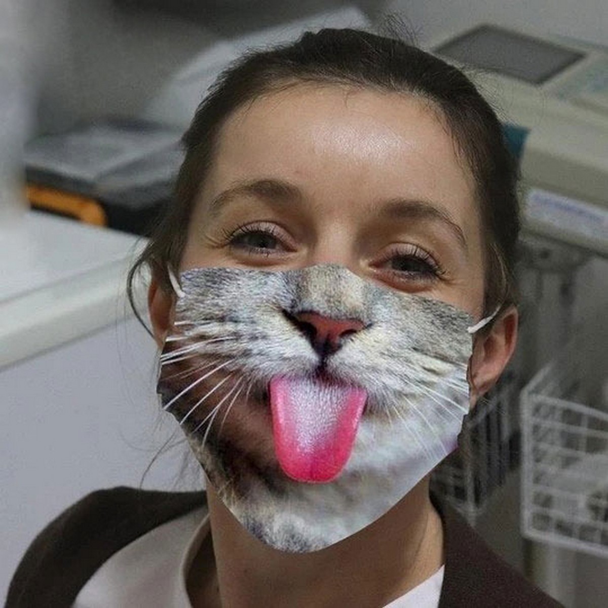 หน้ากากบนใบหน้าลูกแมวด้วยลิ้น