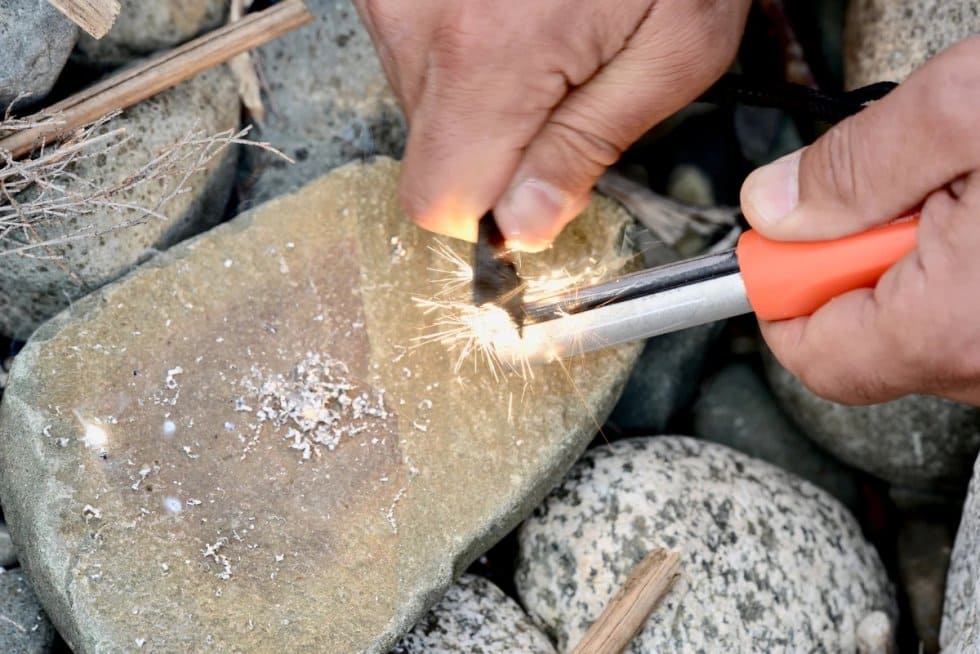 หินเหล็กไฟแมกนีเซียมสำหรับจุดไฟธรรมชาติสำหรับการตั้งแคมป์