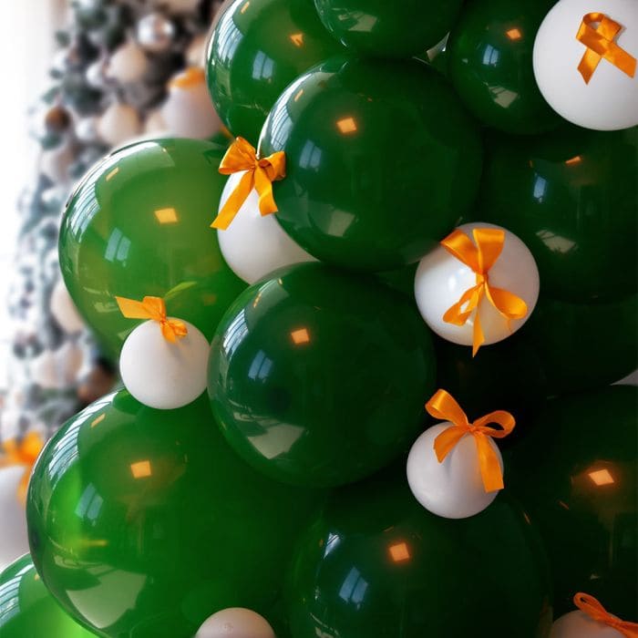 ต้นคริสต์มาสบอลลูน - ต้นคริสต์มาสที่ทำให้พองได้ทำจากลูกโป่ง