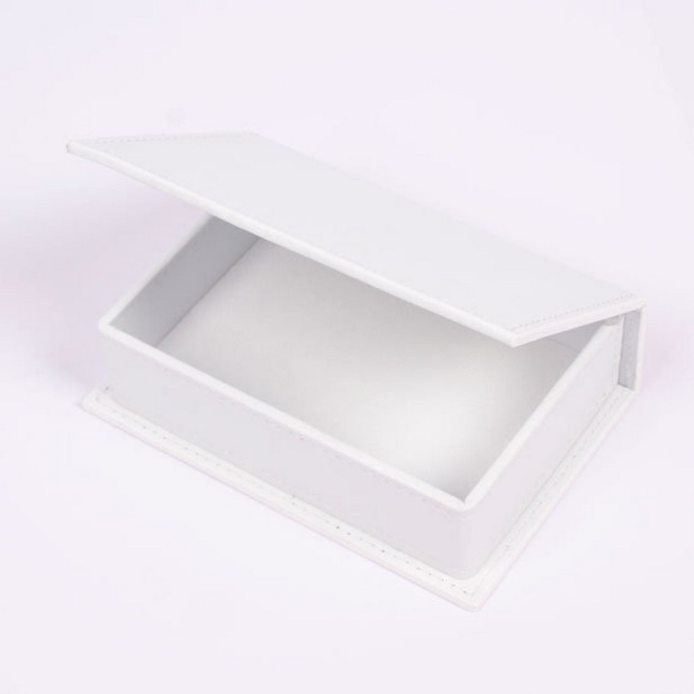 กล่องหนังสีขาวบนโต๊ะ